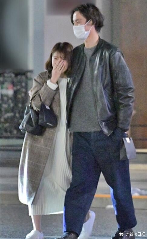 日本男星福士苍汰恋情曝光 与女友街头拥抱秀