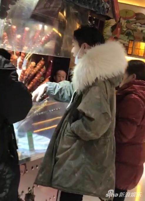 张艺兴北京买糖葫芦被偶遇 爱豆同款糖葫芦遭