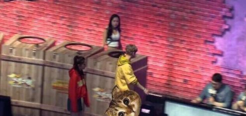 鹿晗关晓彤首次同台组合吃鸡