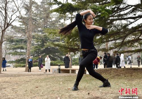 2月27日，北京电影学院2018年艺考初试开考，校园内云集众多高颜值的帅哥美女。图为考场外，有考生进行热身表演，翩翩起舞。 中新网记者 翟璐 摄