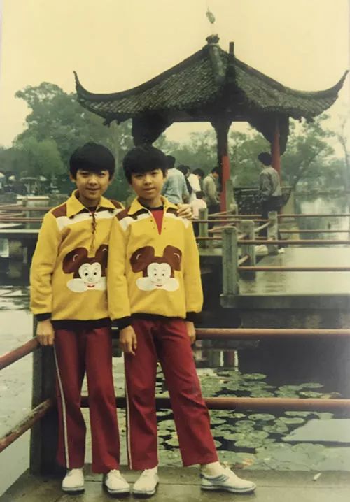 小时候的兄弟俩