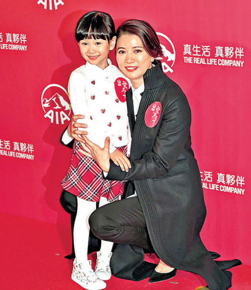 袁咏仪对戏中女儿Mia相当宠爱。