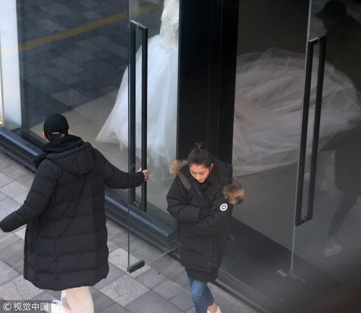 关晓彤现身婚纱店。