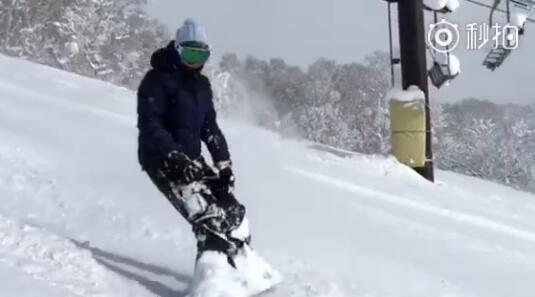 梁朝伟滑雪动作熟练