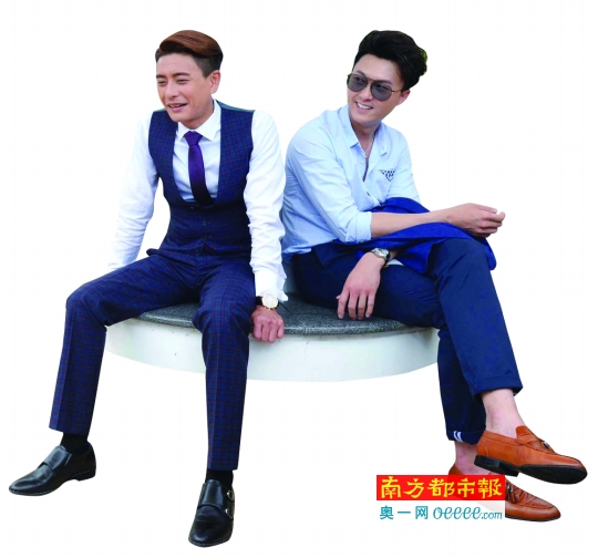 黄宗泽和王浩信成为剧中的泡妞二人组，耍帅、露肉的镜头不少。