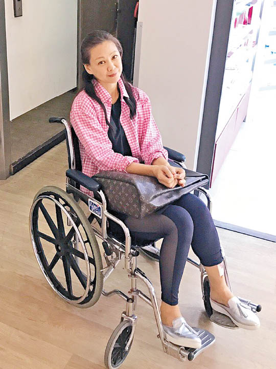 坐轮椅代步的王馨平，觉得伤势不严重，还表示只是因动了纱布才会渗血。