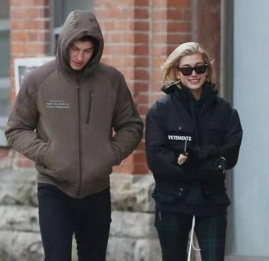 美滋滋!海莉鲍德温与肖恩蒙德兹甜蜜拥抱