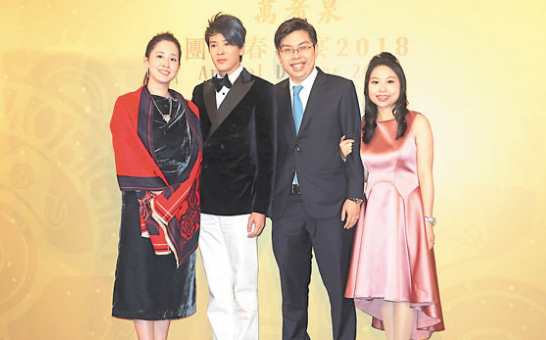 陈晓东与太太一齐参加好友沈慧林公司春茗。