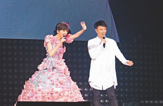 周慧敏当众擤鼻涕 肉麻爆料冻龄秘诀:有老公疼|周慧敏|倪震|肉麻_新浪娱乐_新浪网