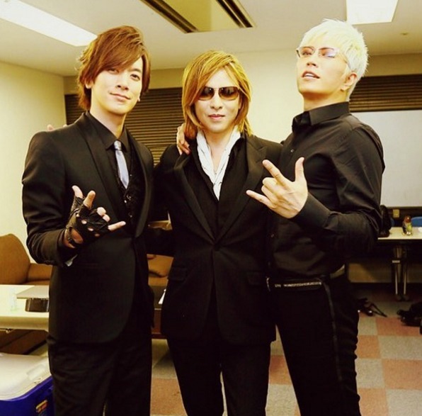 YOSHIKI与歌手GACKT、DAIGO合影