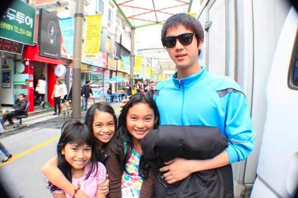 网友到韩国跟路人合照 6年后惊觉是防弹少年团