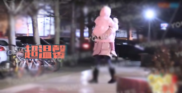 抱女儿上车