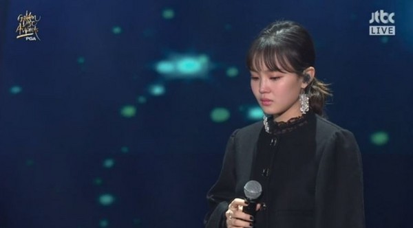 李遐怡在金唱片颁奖典礼演唱《叹息》，哭到整段没唱 。