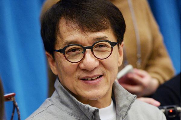 组图:成龙冯小刚巩汉林等出席政协文艺界小组会议