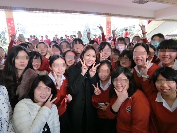 林心如与学妹们亲密合影