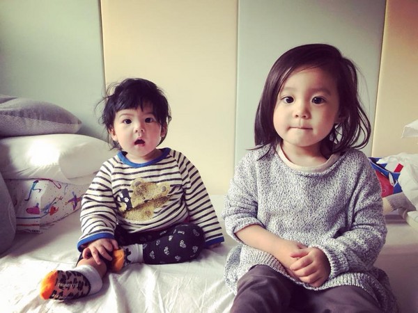 静雯和修杰楷结婚后生下可爱姐妹花咘咘和Bo妞