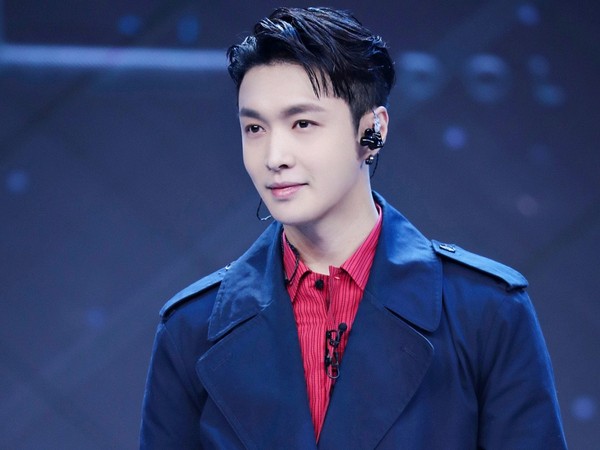 张艺兴《偶像》暖心送大红包 练习生开心狂跳