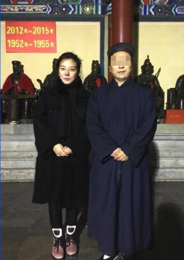 近日，有网民发现赵薇在上海的白云观祈福，当时她瘦到脸颊都凹进去。 