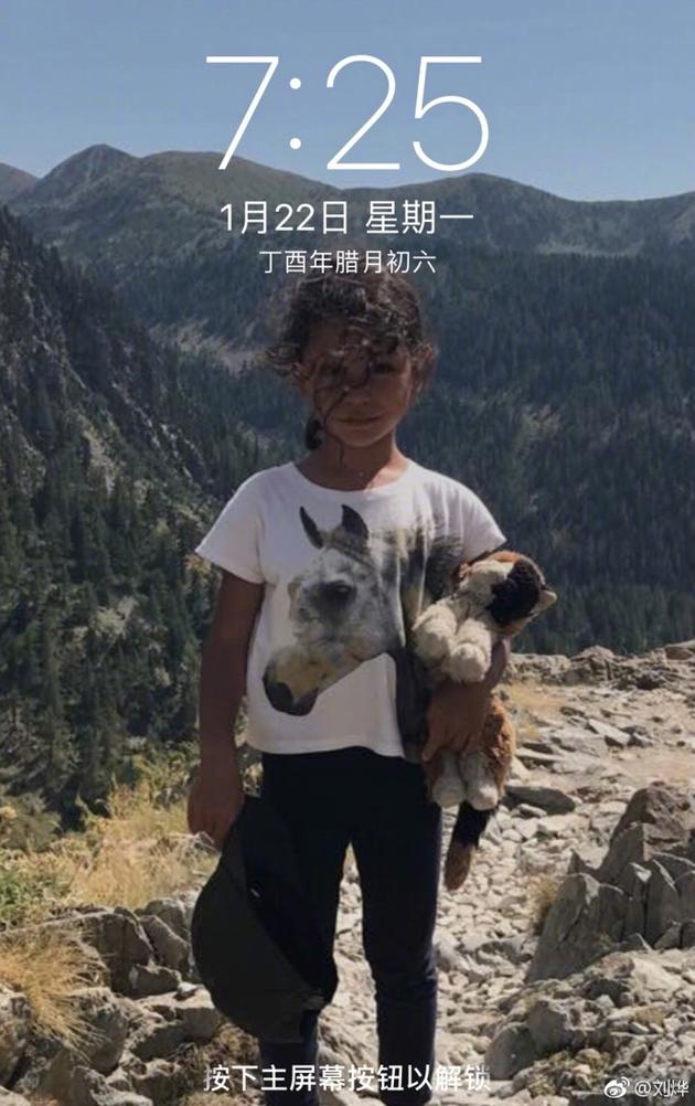 霓娜六岁啦！刘烨晒女儿酷照自夸遗传他的优点