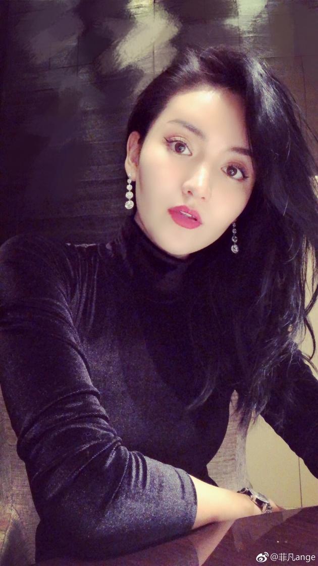 杨坤新恋情疑曝光 与90后美女挽手约会|杨坤|恋情