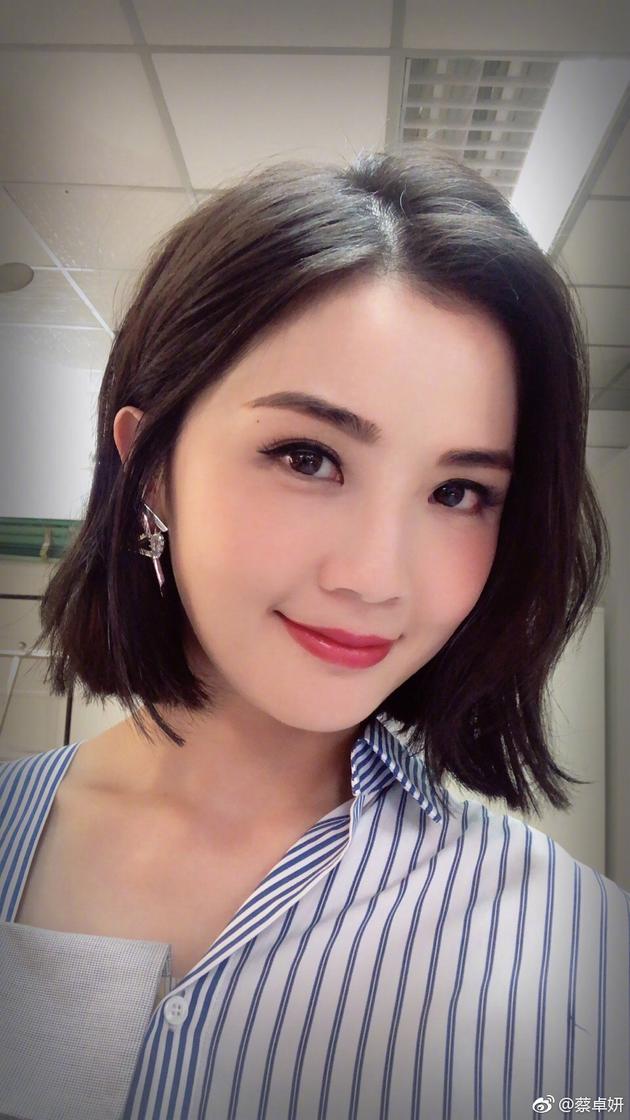蔡卓妍不用戴假发 晒短发造型性感知性干练|蔡卓妍|知性干练|短发造型_新浪娱乐_新浪网