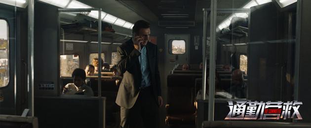 连姆·尼森在通勤列车中寻找追凶线索