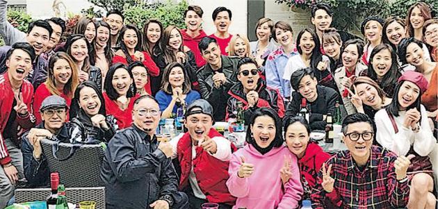 TVB艺人前往高层乐易玲家拜年，气氛热闹。