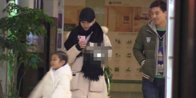 李小璐出轨风波后接甜馨下学
