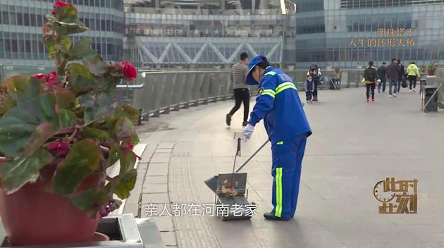 上海路边的环卫工人