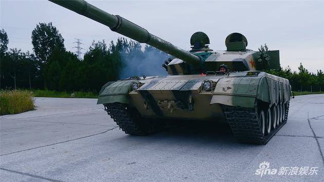 中国装甲兵李东驾驶坦克