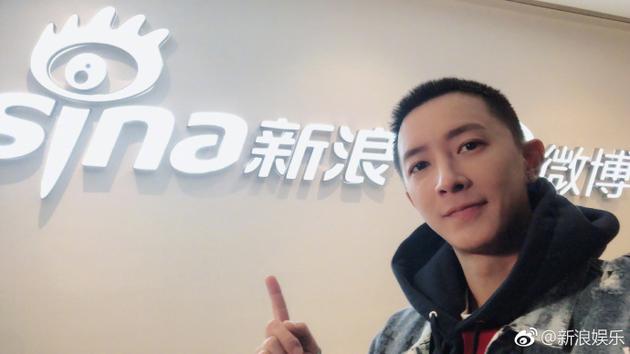 韩庚化身星小编大方谈择偶观 发布SJ照片引回