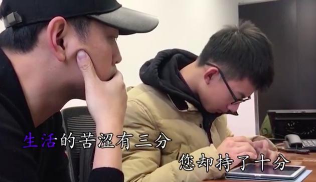 王昱珩陪杨英豪一起训练