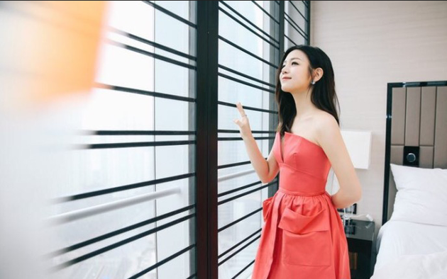 辣妈上线!陈妍希穿桃红色抹胸礼服展完美笑容杀