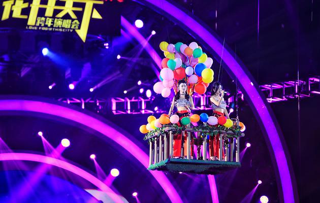 BY2现身四川卫视跨年演唱会 歌舞表演现场ba