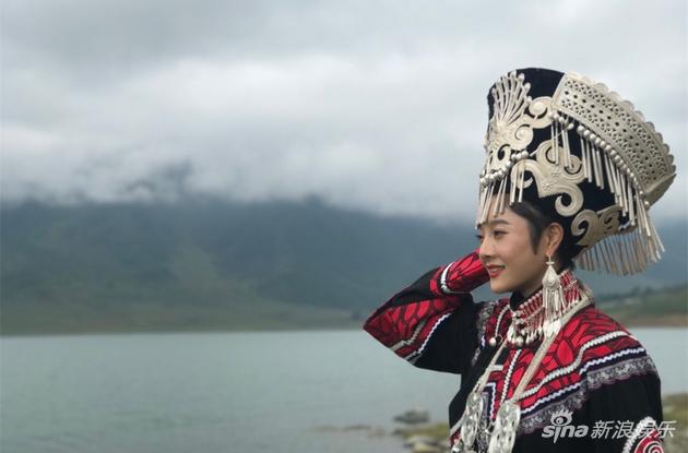 徐岑子身穿彝族服饰