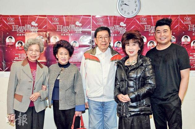 罗兰（左起）与吴君丽、胡枫结伴睇慈善音乐会，为参与演出的朱咪咪及阮兆祥打气