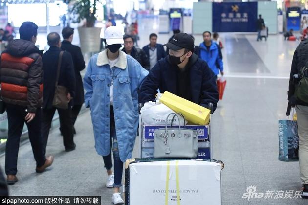 此前两人常一同甜蜜出行,如今两人世界升级三口之家