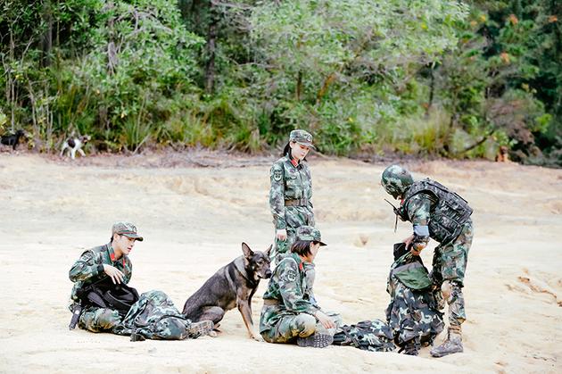 《奇犬》泥潭救犬波折不断 杨烁展现高超领导能力