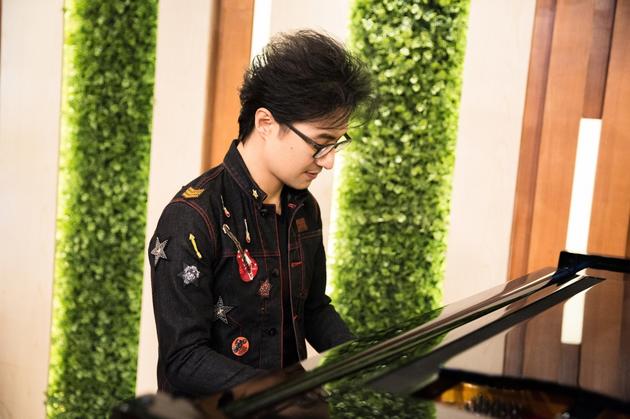 汪峰表演弹钢琴