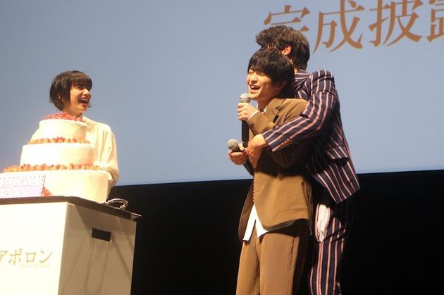 左起小松菜奈、中川大志、知念侑李出席电影《坂道上的阿波罗》完成披露试映会