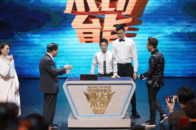 《挑战》撒贝宁身高遭调侃 与孙杨站一起像小孩