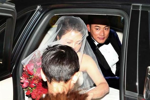 江宏恩和老婆搭劳斯莱斯轿车抵达晶华酒店。