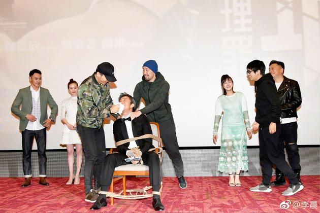 李晨写影评调侃邓超:快把腰送人了 还好儿女双