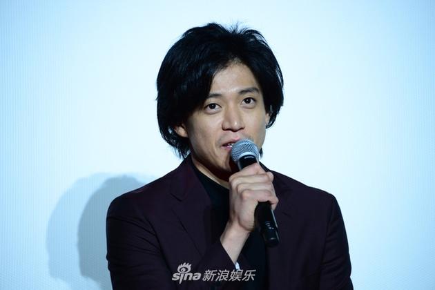 小栗旬拧不开瓶盖好尴尬 女主持接过一下就拧开