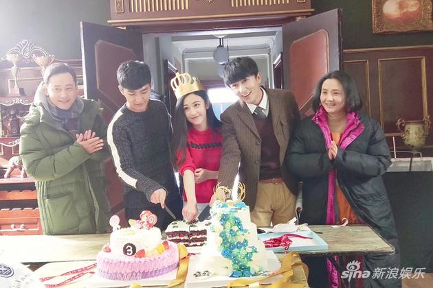 朱圣祎《请赐我一双翅膀》热拍 剧组庆生暖心十足|朱圣祎|请赐我一双翅膀|民国悬疑题材电视剧_新浪娱乐_新浪网