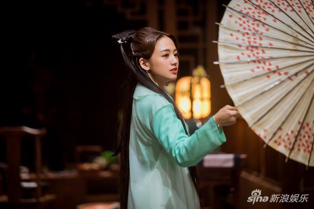 鬼鬼吴映洁手撑油纸伞