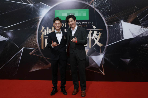 2017微博之夜红毯 于天奇黑色西装尽显绅士范儿|于天奇_新浪娱乐