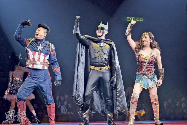 福禄寿贯彻模仿作风，阮兆祥(左起)模仿美国队长、李思捷变身蝙蝠侠，最抢镜当然是王祖蓝反串神奇女侠。