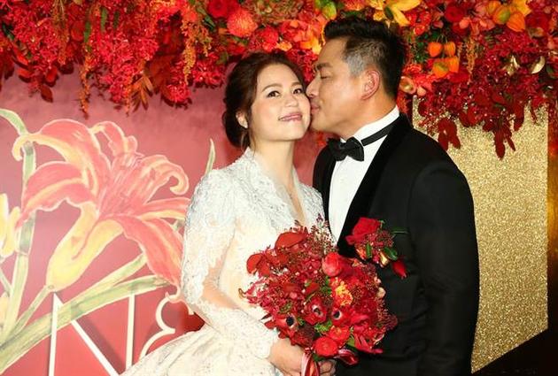 江宏恩与新婚妻甜蜜亲吻。