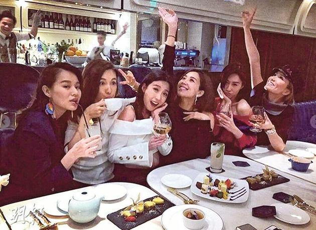 姚子羚有“胡说八道会”的好姐妹胡杏儿、李施嬅、黄智雯、胡定欣与胡蓓蔚相伴,忘记失恋的痛。